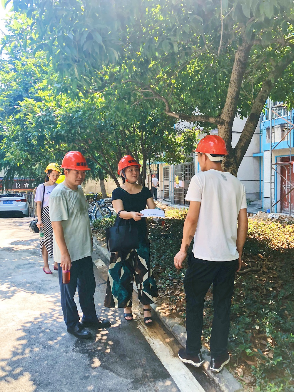 组织重责任，工会送清凉；工人存感激，客户频点赞！